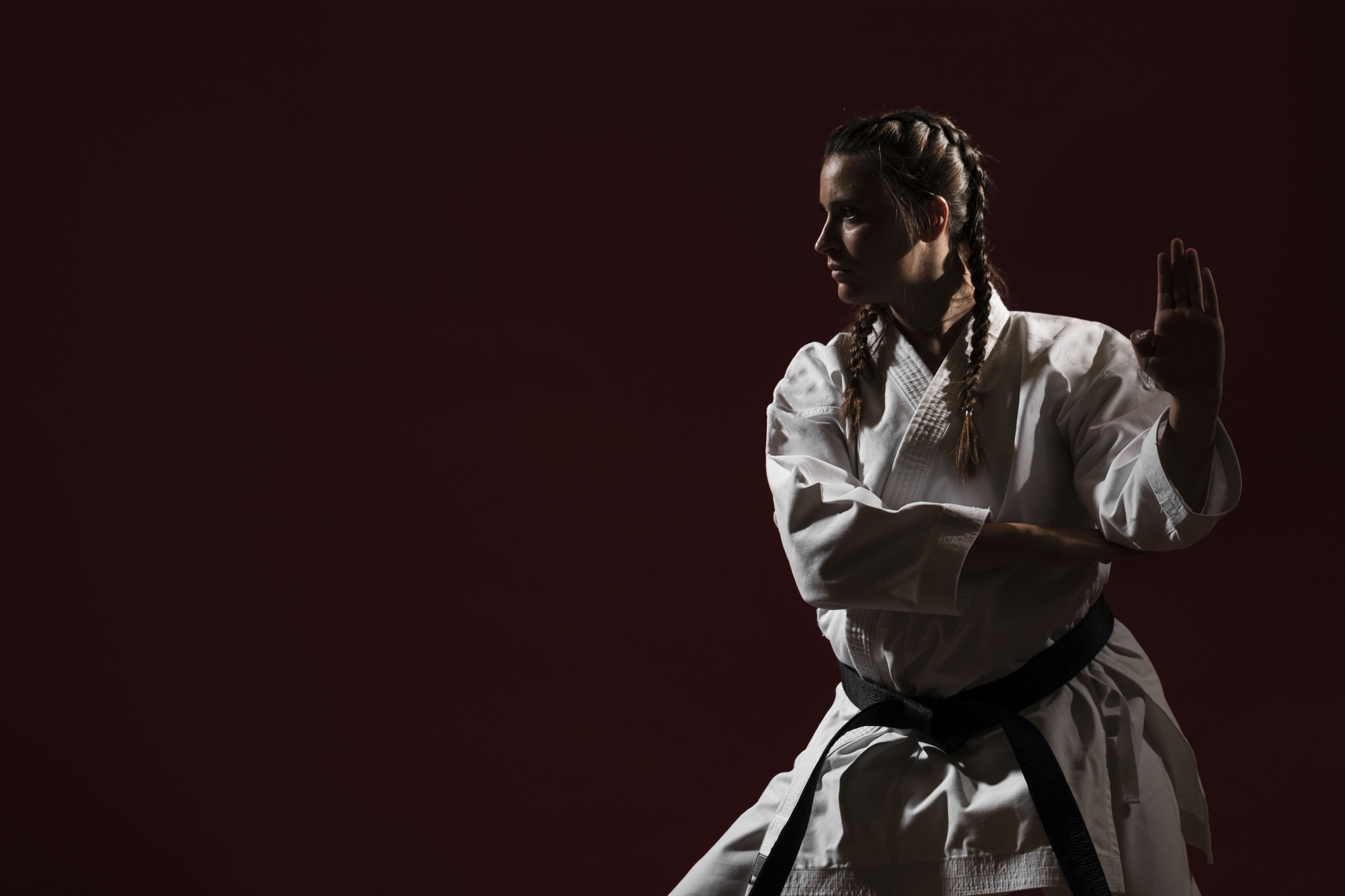 listo-para-luchar-contra-la-mujer-en-uniforme-de-karate-blanco